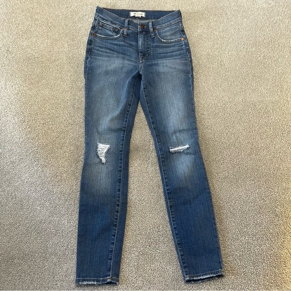 9" Mid-Rise Skinny Jeans in York Wash: Rip and Repair Edition size 25 - Picture 5 of 11
